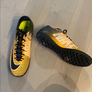 Soccer shoes